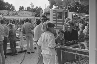 Grijparmen en gebak op de kermis in Grave.