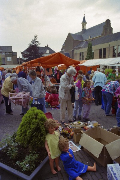 Twee poppen, aangeboden op een kindermarkt in Grave.