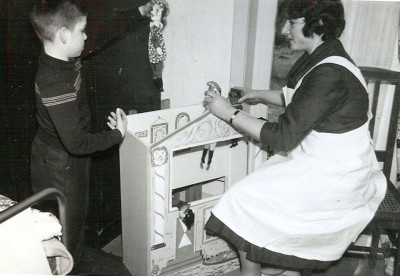 Spelen met de handpoppen Jan Klaassen en Katrijn, Boekel ca. 1950