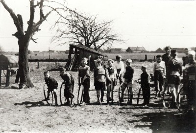 Kinderen aan het 'bandelen' met oude banden, Sint Anthonis ca. 1953