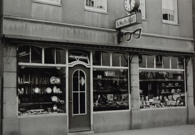 De etalage van de juwelier, horlogewinkel en opticien van de familie Weduwe Van Hout, Veghel ca. 1960