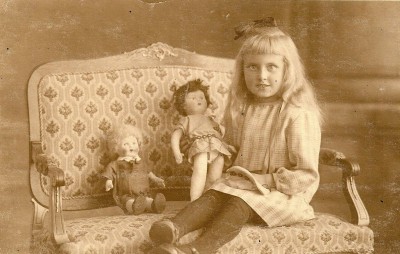 Meisje met haar poppen, ca. 1900