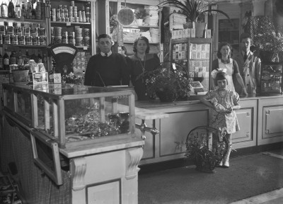 Dochtertje Verhoeven laat haar pop mooi niet los, ook niet voor dit 'statieportet'. Heeswijk 1948