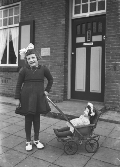 Meisje met poppenwagen. Heeswijk 1948.