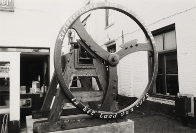 Herinneringsmonument voor de looierijen in het Land van Cuijk. Cuijk, 1985