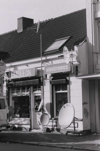Bombeek Electronics gebruikt de hele stoep als 'etalage', Eindhoven 1989