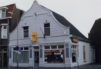 De Lektuurcorner met reclame voor allerhande sigarettenmerken, Tilburg 1991