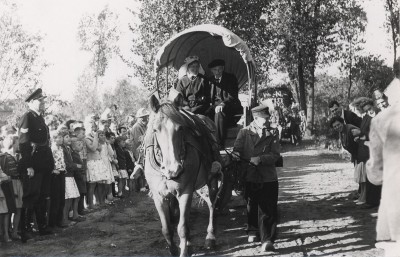 Heel Son is uitgelopen om de stoet te bekijken, Son en Breugel 1959