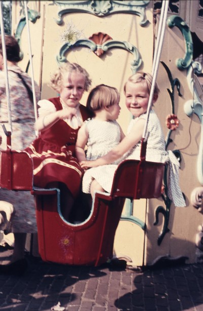 In een draaimolen op de kermis. Den Dungen ca. 1958