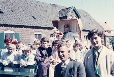 Kindsheidoptocht. Uitgebeeld wordt hier Jezus van Praag. Den Dungen 1957