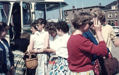 De leden van de missienaaikring uit Den Dungen op het strand bij Zandvoort, 1957