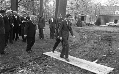 Voor prins Claus legt de organisatie graag een plankje over de modder