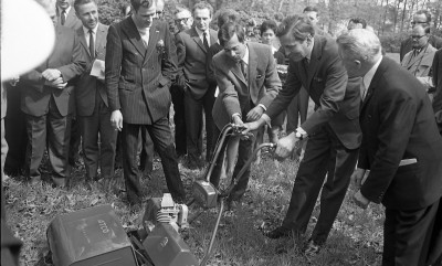 Prins Claus probeert zelf ook eens zo'n moderne machine