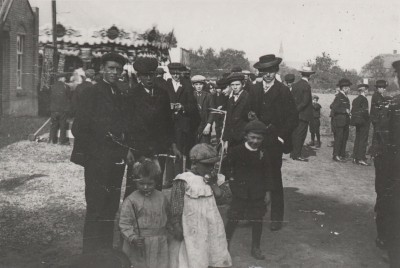 Kermis in Oeffelt met de carroussel van Herman Roels, ca. 1913