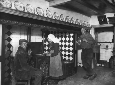 Brabants vooroorlogs interieur met kachel, tijdens oudejaarsavond. Helvoirt 1930