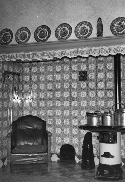Kachel, met kolenkit ernaast, in de betegelde schouw, Boxtel ca. 1959