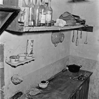 Bakjes voor soda, zand en zeep boven de gootsteen, Haaren 1956
