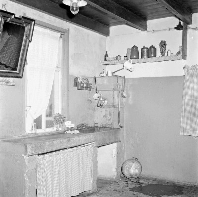 In deze spoelkeuken komt het water uit de pomp, Oisterwijk 1954