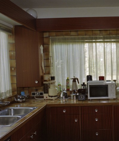 Bruine keuken met magnetron, Grave ca. 1985