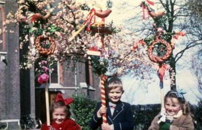 kinderen met palmpasenstokken voor de kerk