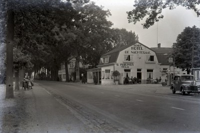 Bondshotel De Nachtegaal van G. Peulings in Velp, met telefoonnummer 53. Erachter: Den Tol.