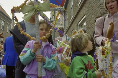 kinderen bij een Palmpasenoptocht