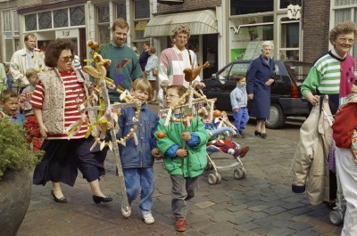Kinderen met Palmpasenstokken bij de optocht