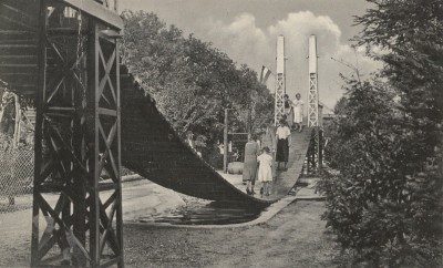 De loopbrug met vijver in de speeltuin bij De Nachtegaal, Velp 1938
