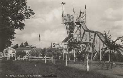 De hoge houten glijbaan in de speeltuin bij De Nachtegaal, Velp 1955
