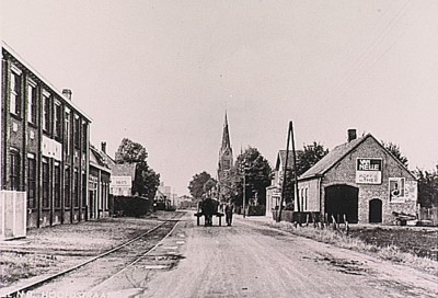 De kerkstraat met tramrails