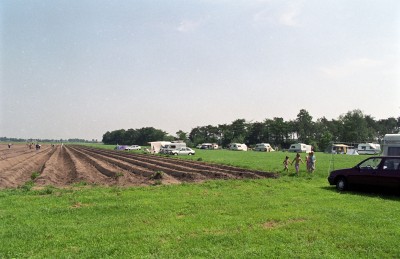  Het asperges steken naast camping St. Jorishoeve