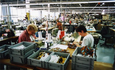 Aan het werk in de fabriekshal van Iduna Uden, 2001