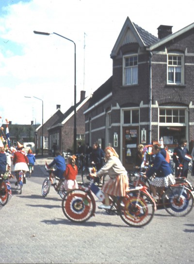 Versierde fietsen op Koninginnedag, Den Dungen jaren 50