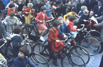 'Dikke banden race' voor meisjes tijdens Koninginnedag, Den Dungen ca. 1959