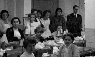 Directeur Mannie staat tussen de vrouwelijke werknemers van Iduna, Sint-Elisabethstraat Grave ca. 1955 (foto: fotostudio Jean Smeets, collectie BHIC, nr. 1907-007014 - detail)