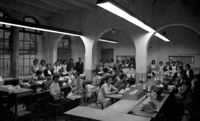 Interieur en jonge vrouwelijke werknemers van Iduna, Sint-Elisabethstraat Grave ca. 1955 (foto: fotostudio Jean Smeets, collectie BHIC, nr. 1907-007014)
