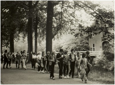 De avondvierdaagse passeert kasteel Croy. Aarle-Rixtel, 1980