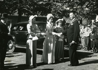 De Kersenkoningin en haar gevolg worden verwelkomt door de burgemeester (foto: fotograaf onbekend, collectie BHIC, nr. 1608-000119A)