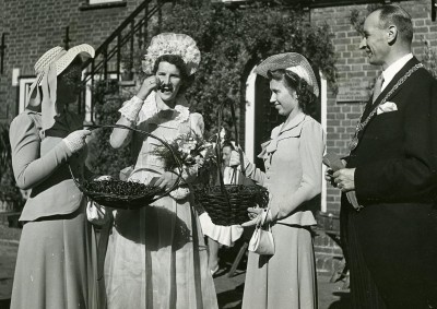 Uit de manden van haar 'hofdames' proeft de Kersenkoningin onder toeziend oog van de burgemeester een eerste kers (foto: fotograaf onbekend, collectie BHIC, nr. 1608-000123A)