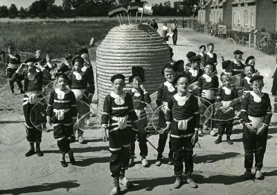 Een bonte stoet aan Kersenonderwerpen trekt voorbij, zoals hier de bijtjes (foto: fotograaf onbekend, collectie BHIC, nr. 1608-000128)