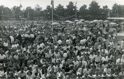 Het Kersenoogstfeest wordt zo groot, zo druk, dat de organisatie na enkele jaren besluit er de stekker uit te trekken (foto: fotograaf onbekend, collectie BHIC, nr. 1608-000146C)