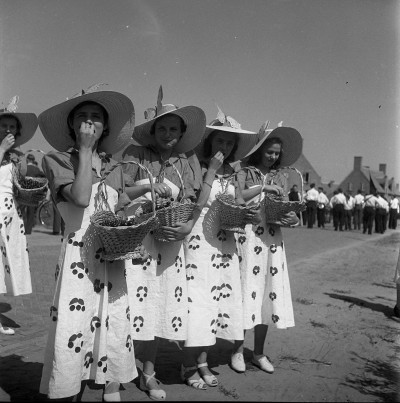 Naast kersen eten... (foto: Fotopersbureau Het Zuiden, collectien BHIC, nr. 1672-003824)