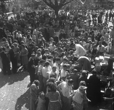 ... is het Kersenoogstfeest ook dé plek om goedkoop kersen te kopen (foto: Fotopersbureau Het Zuiden, collectie BHIC, nr. 1672-003833)