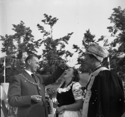 Een jaar later (in 1950) is het zelfs de burgemeester zelf die de Koningin kersen voert