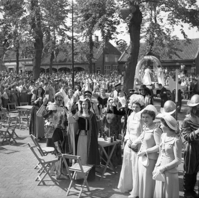 Bovenal is het een gezellig feest waar gelachen en gedronken werd (foto: Fotopersbureau Het Zuiden, collectie BHIC, nr. 1672-003903)