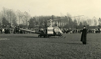 Helikoptervlucht voor de prijswinnaars bij de viering van de tiende bevrijdingsdag. Boxtel, 1955