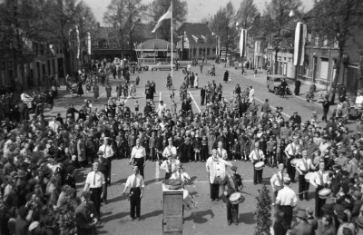 Muziek en volksspelen op de markt, in het kader van de viering van het tweede lustrum van de bevrijdingsdag. Boxtel, 1955
