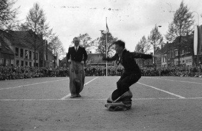 Zaklopen als volksspel op de tiende bevrijdingsdag. Boxtel, 1955