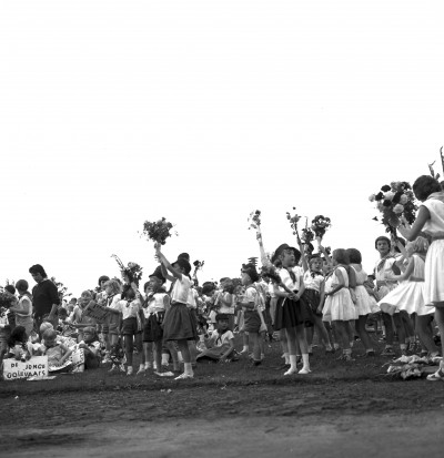 Deelnemers aan de Avondjeugd-vierdaagse in Veghel. Veghel, ca. 1955-1970