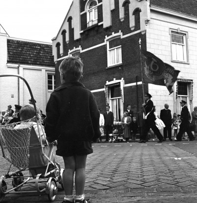 Toeschouwers bij de avondvierdaagse. Veghel, ca. 1955-1965